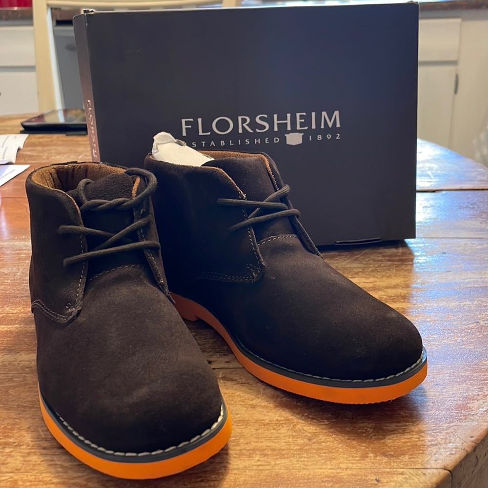 NWB never worn size 2 Florsheim kids dark brown suede chukkas. Classic look!